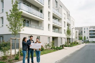 Couple examinant des plans devant un immeuble neuf à Choisy-le-Roi en 2026
