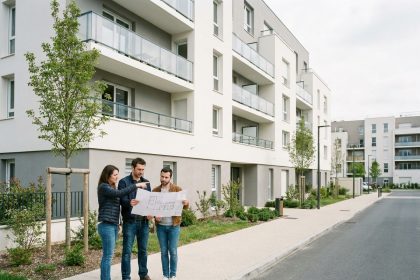 Couple examinant des plans devant un immeuble neuf à Choisy-le-Roi en 2026